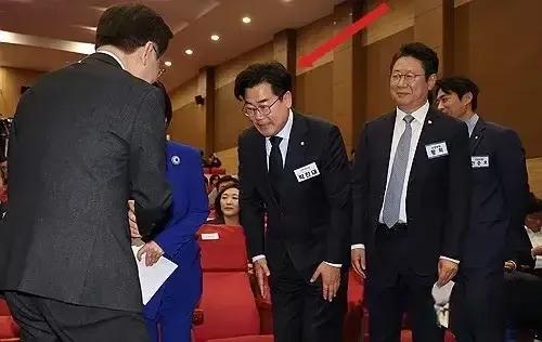 对于部分党员提议党首宝座
朴赞大和郑清来“轮流坐”的建议。
朴赞大只有一个字：N