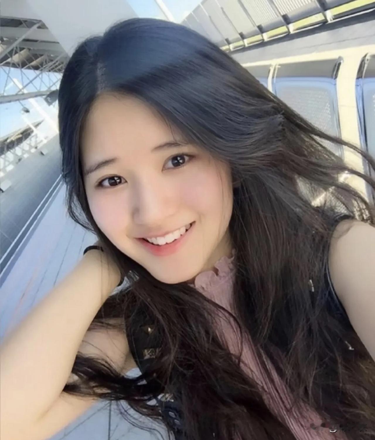 有网友说，赵露思要是不生病，今年肯定还是会无间断拍戏，而她公司也不反黑，她也不能