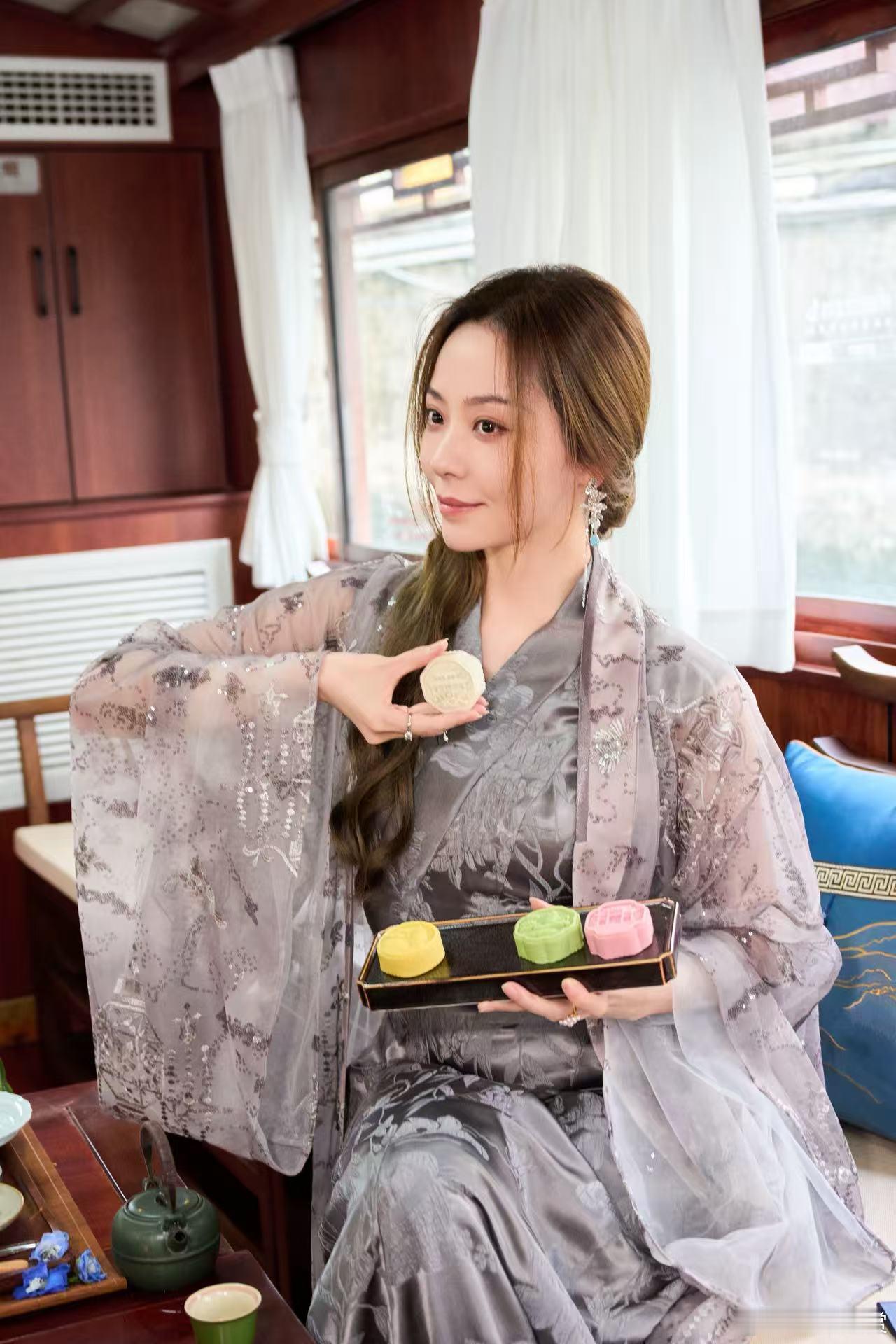 张靓颖穿汉服美我一大跳 她走在苏州街头，回头率一定超高，这种古典美真的很抓人眼球