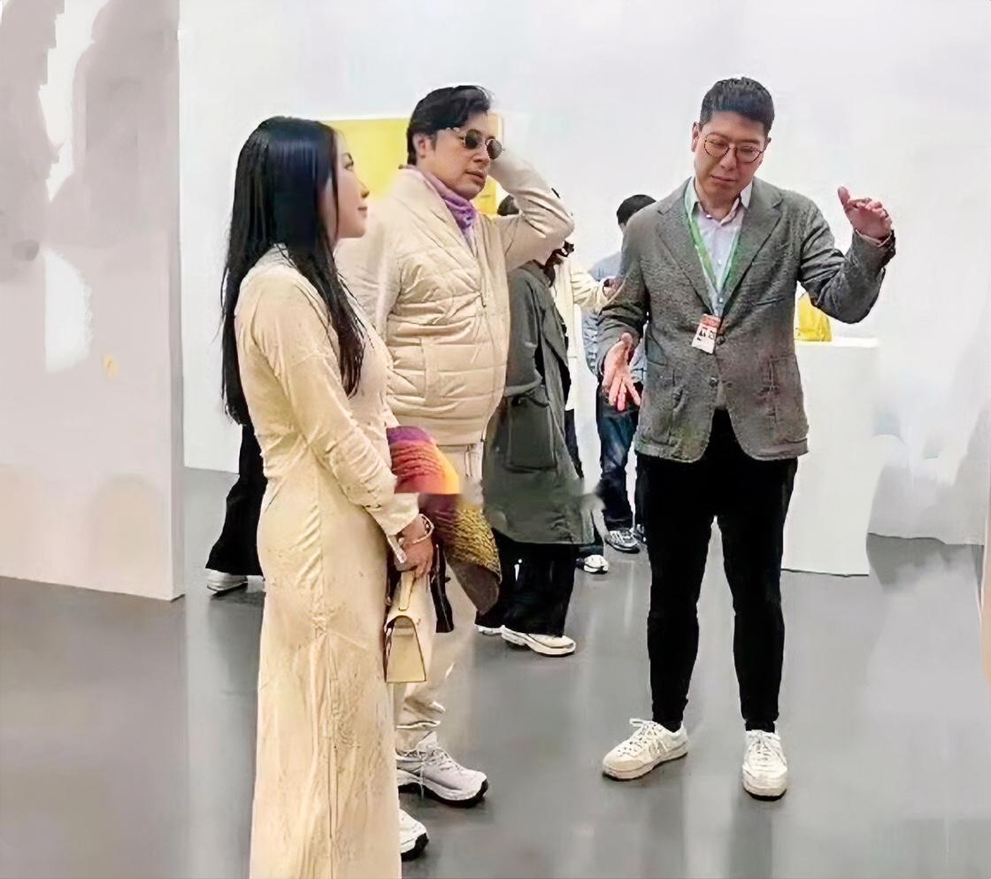 王岳伦领着新女友，身着情侣装，去参加一个参展商举办的邀请会咯，他这位新女友留着一