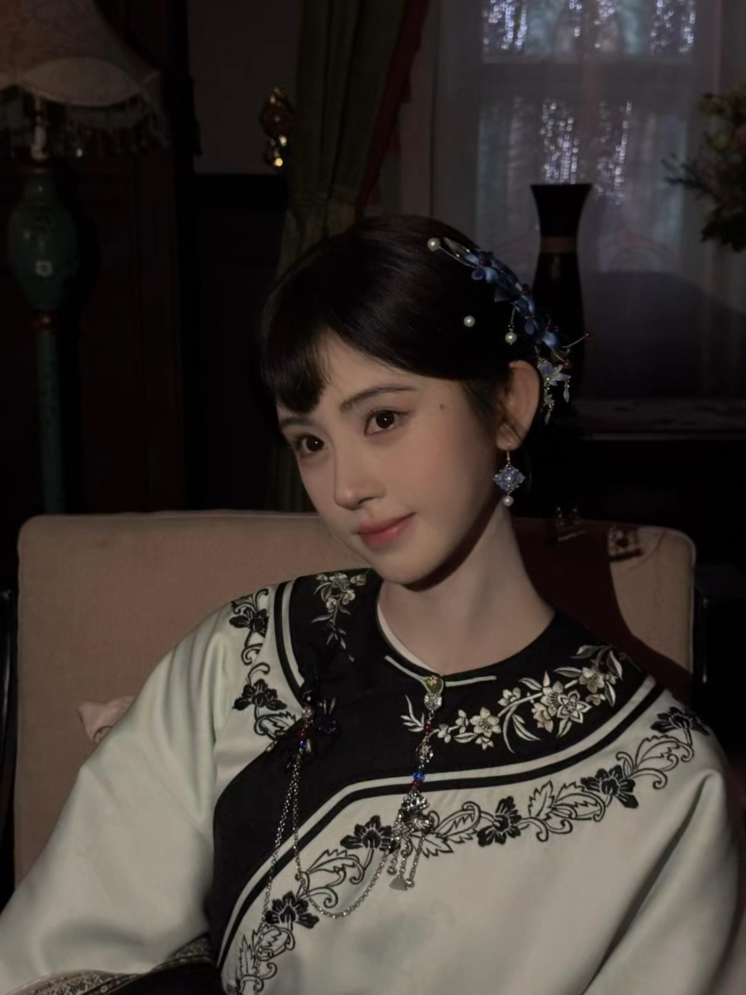 你有什么不满意就跟妈妈讲，妈妈全都帮你解决，但不要做这种表情给别人看，你做这种动