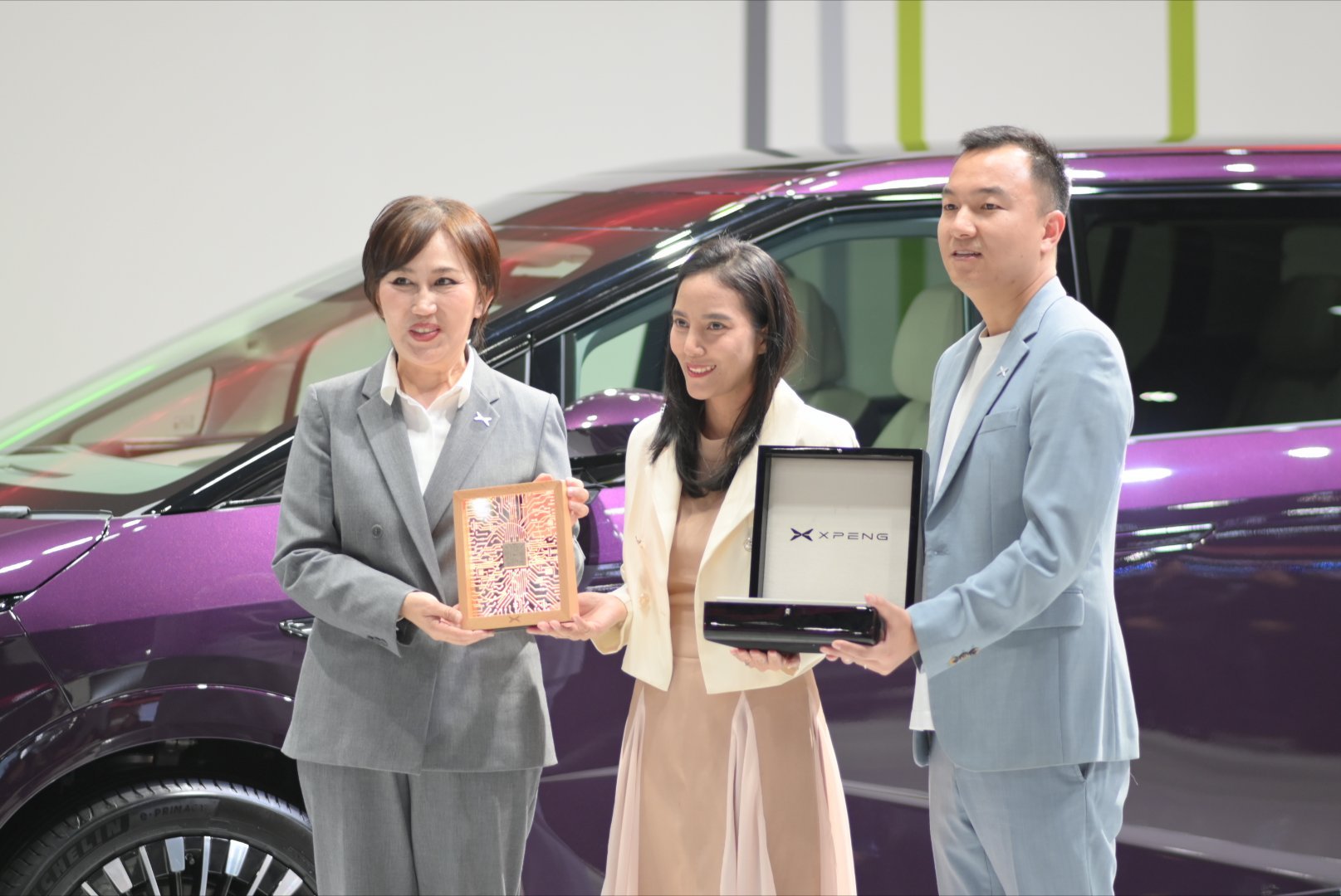 全新小鹏X9泰国上市起售价239.9万泰铢起超过50万人民币，泰国2025年下半