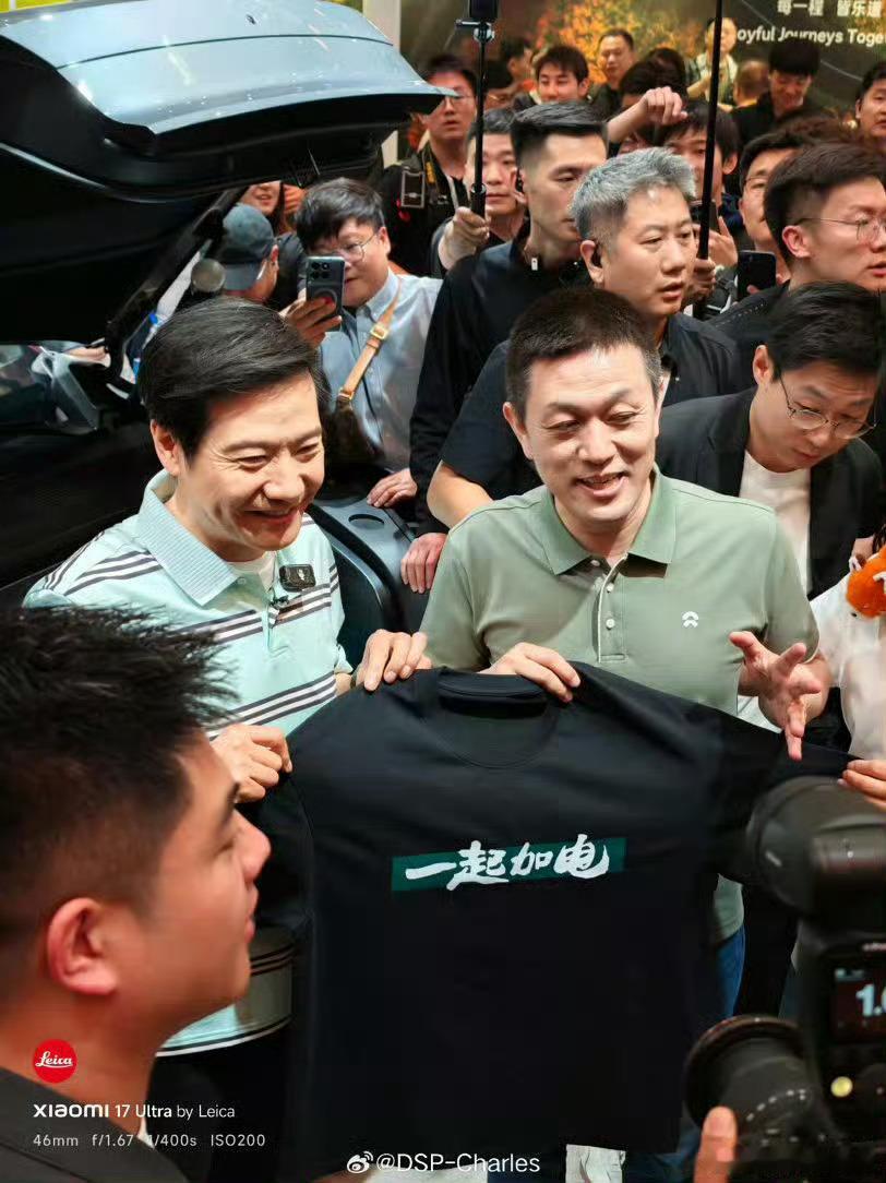 雷总给斌哥送了一件衣服，写着一起加电，真的好兄弟知道对方的口号，雷总一起加电。电