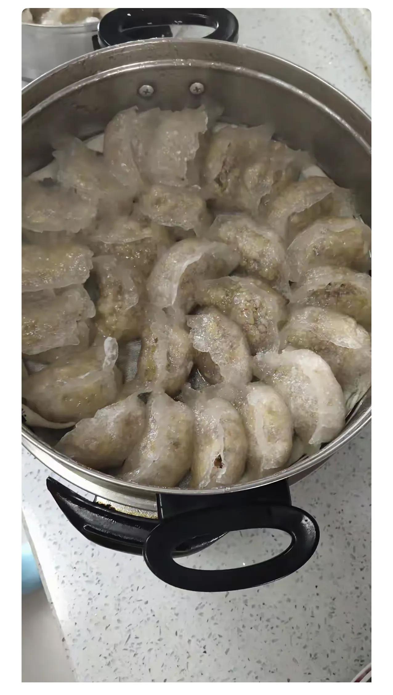 邻居真是没有边界感。

送蒸饺，不管你爱不爱吃，强行送过来，拒绝了也继续送，理由