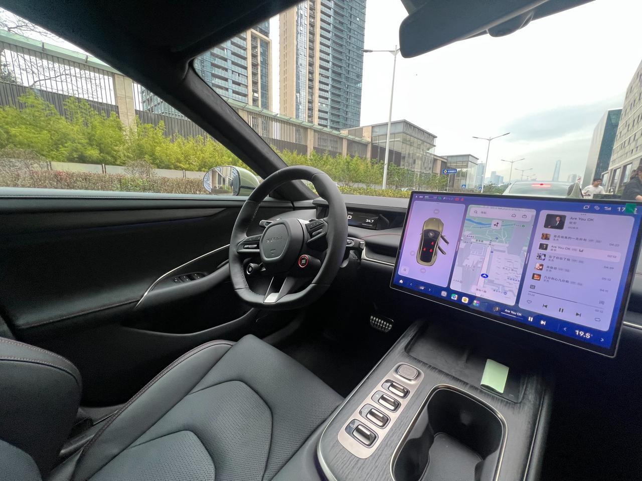 小米SU7的试驾热度依然未减，现象级汽车吸引了所有行业领域的关注度，但是小米汽车