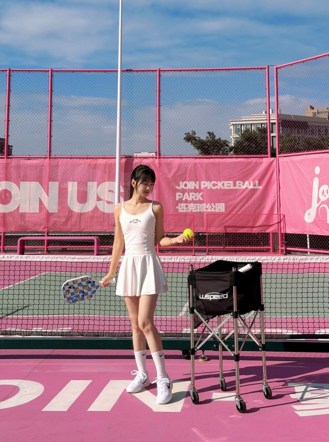 🎾周末来打球啦~听说北方已经鹅毛大雪❄️而我在大广东穿小背心还晒得要中暑🥲某