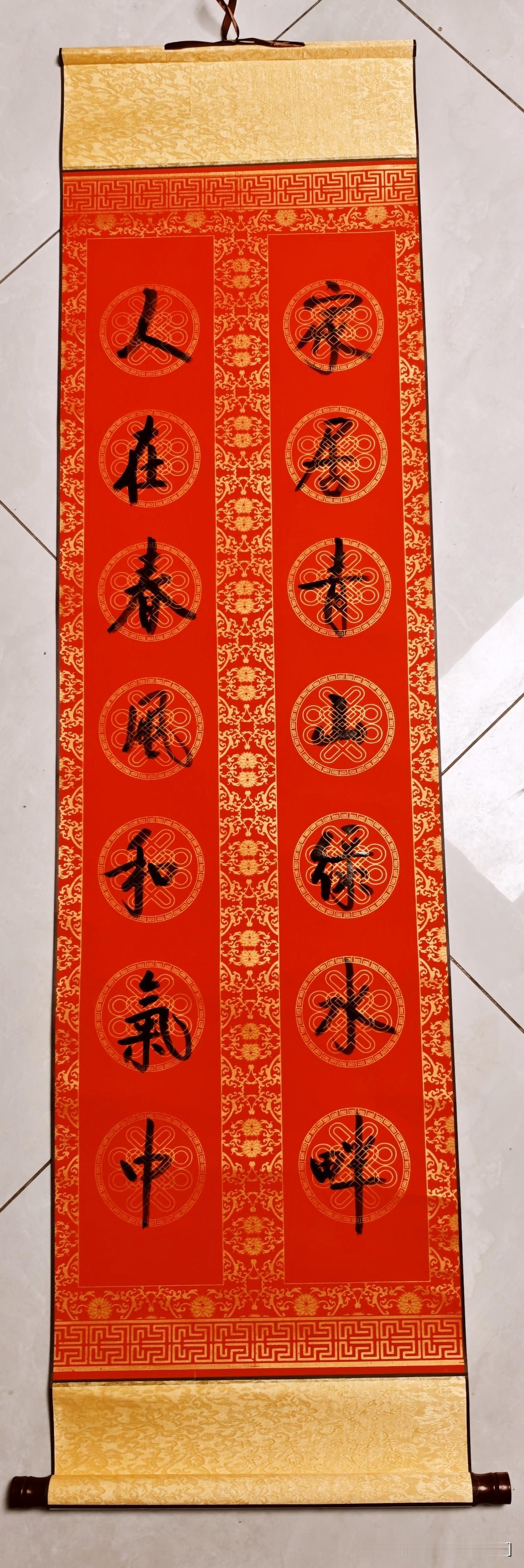 启功行书最值得看的是“清、正、刚、雅”。字形修长，中宫收紧，笔画瘦劲，整体很干净