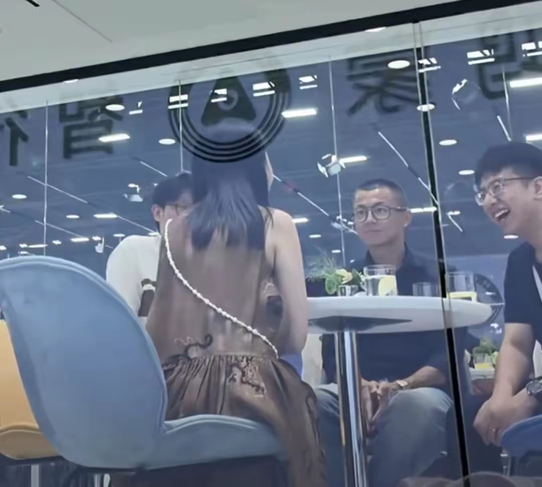 有人拍到陈震在鸿蒙智行展厅二楼，估计是在了解享界S9 ​​​