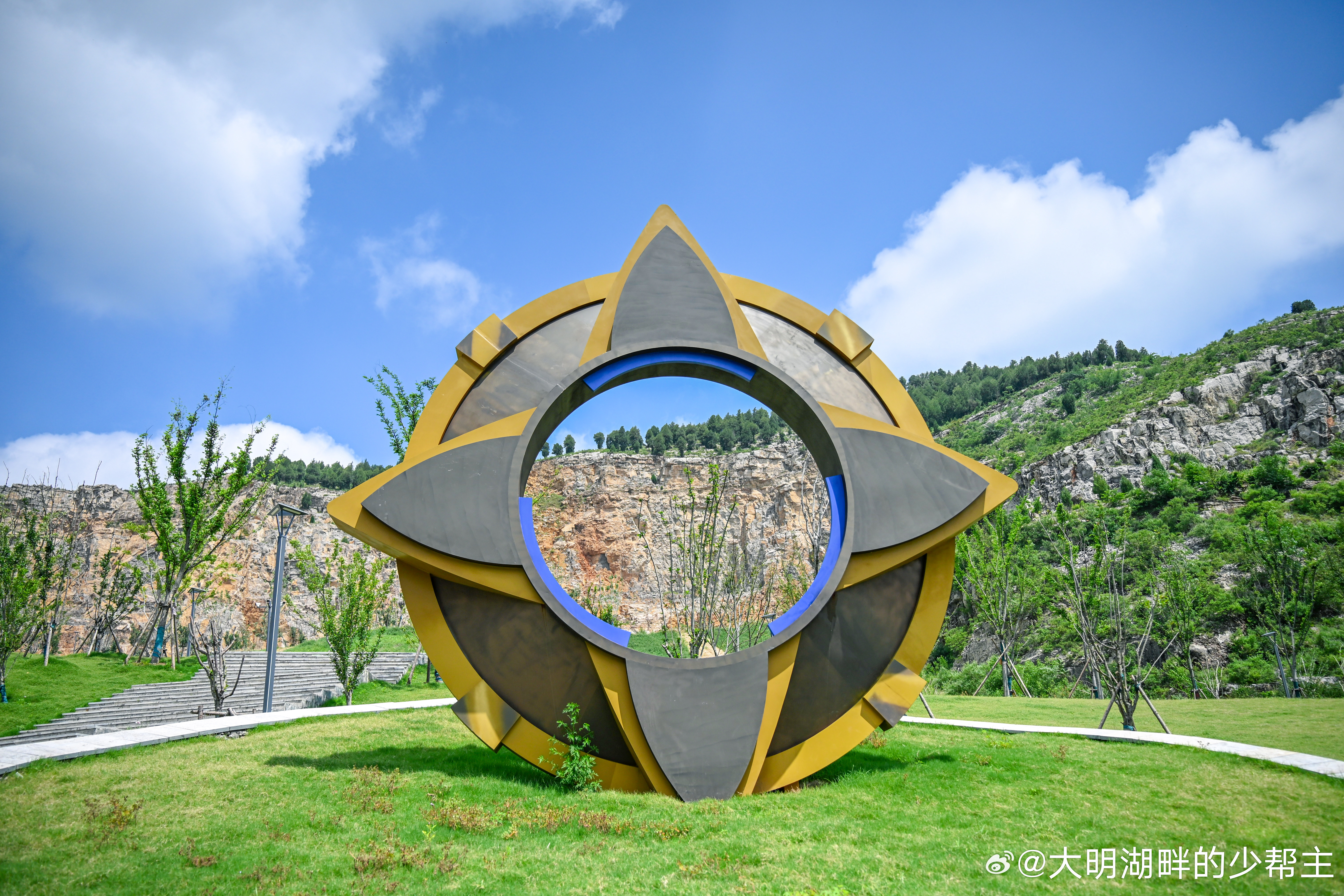 在济南市历城港沟街道燕棚窝村西北部，曾有一个让村民犯愁的废弃采石场，裸露的崖壁和
