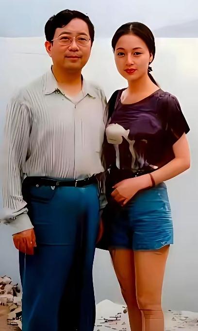 1992年这张出游旧照太亮眼！
46岁文人余秋雨儒雅内敛，身旁30岁的马兰风华绝