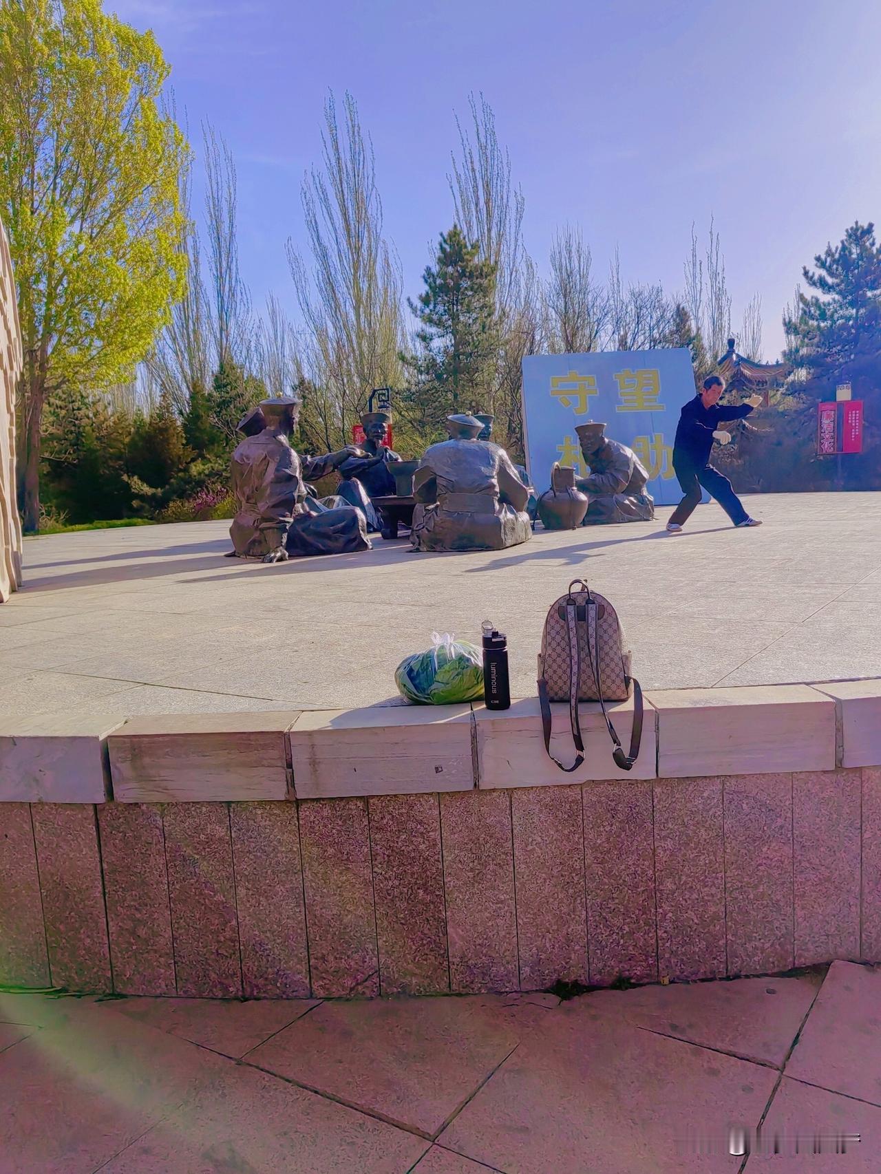 早上6:30起床，去了公园外的早市买菜，新鲜嫩绿的蔬菜瓜果还带着露珠呢！让人不由