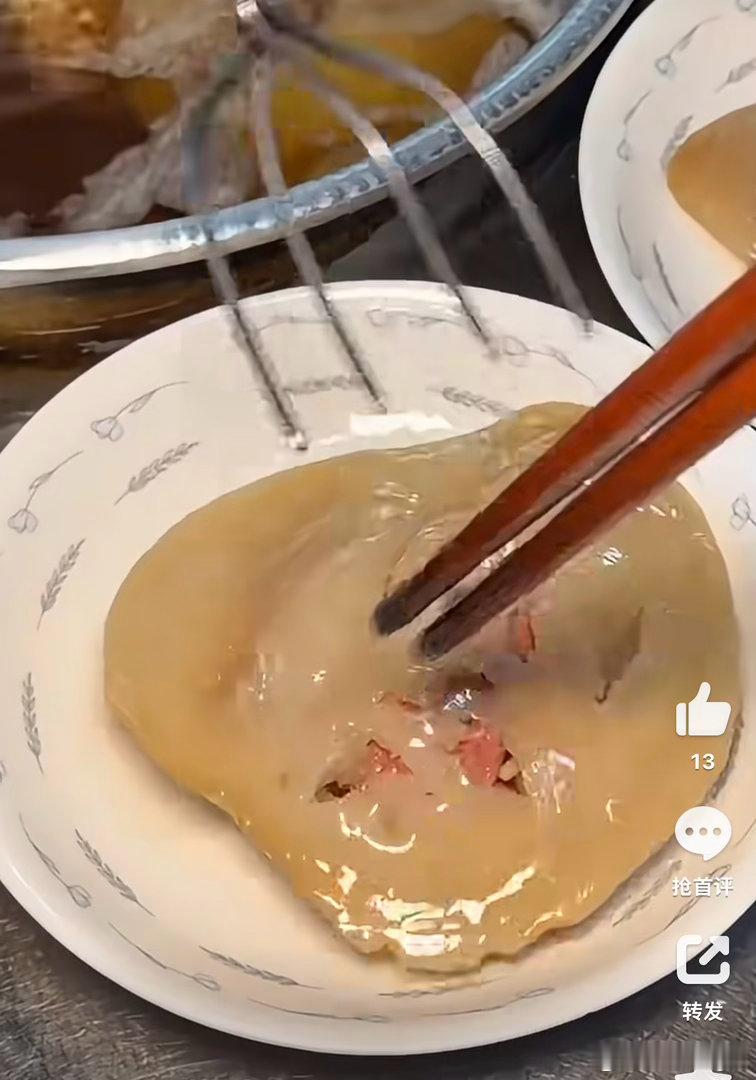 原来的鲎粿肯定有鲎，就是后来成保护物种了，现在的鲎粿都是无鲎版本，但不妨碍好吃广
