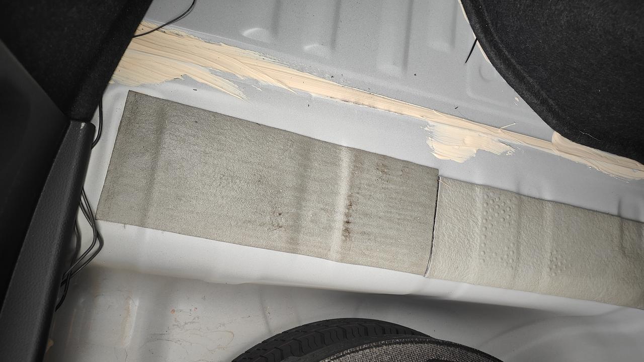 轩逸经典备胎槽我今天一看
打了这么多胶还打得很随意