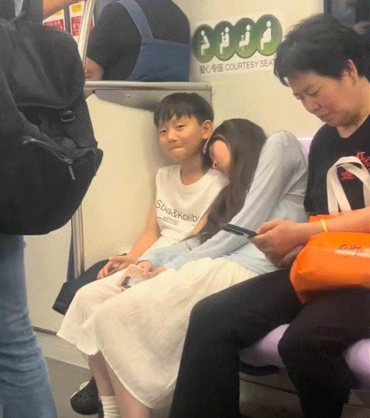 笑不活了！浙江，一妈妈带着儿子乘坐地铁，不料乘坐途中，儿子旁边的一个陌生小姐姐却