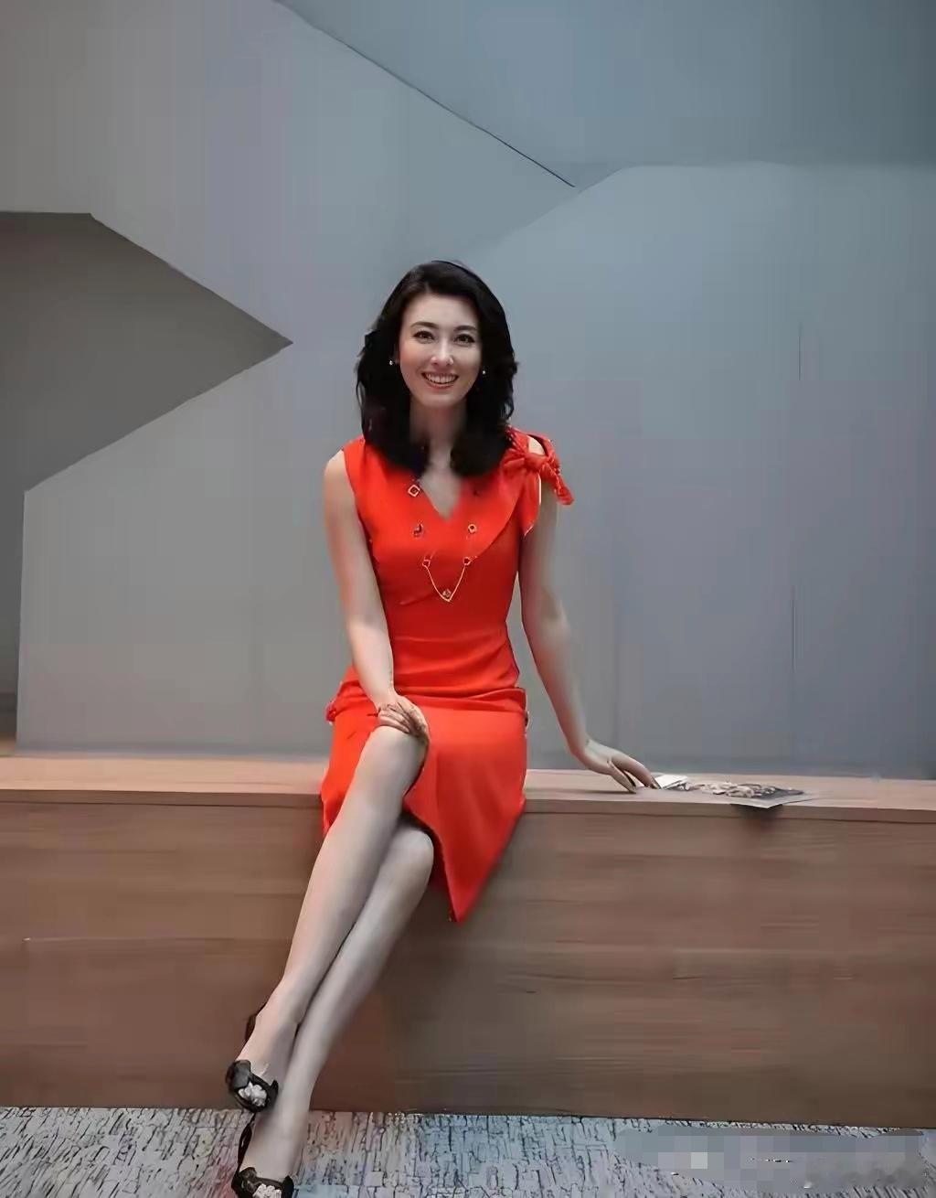 休闲中的李红好美啊，我们看惯播音中的李红，原来生活中更美丽，大家看看是不是啊！ 