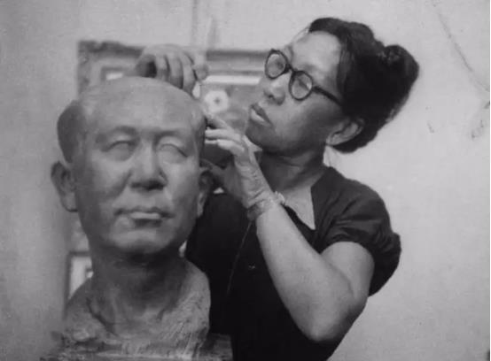 1908年，13岁女孩被舅舅卖入青楼。

那天芜湖城飘着细雨，她攥着灶台边捡的炭