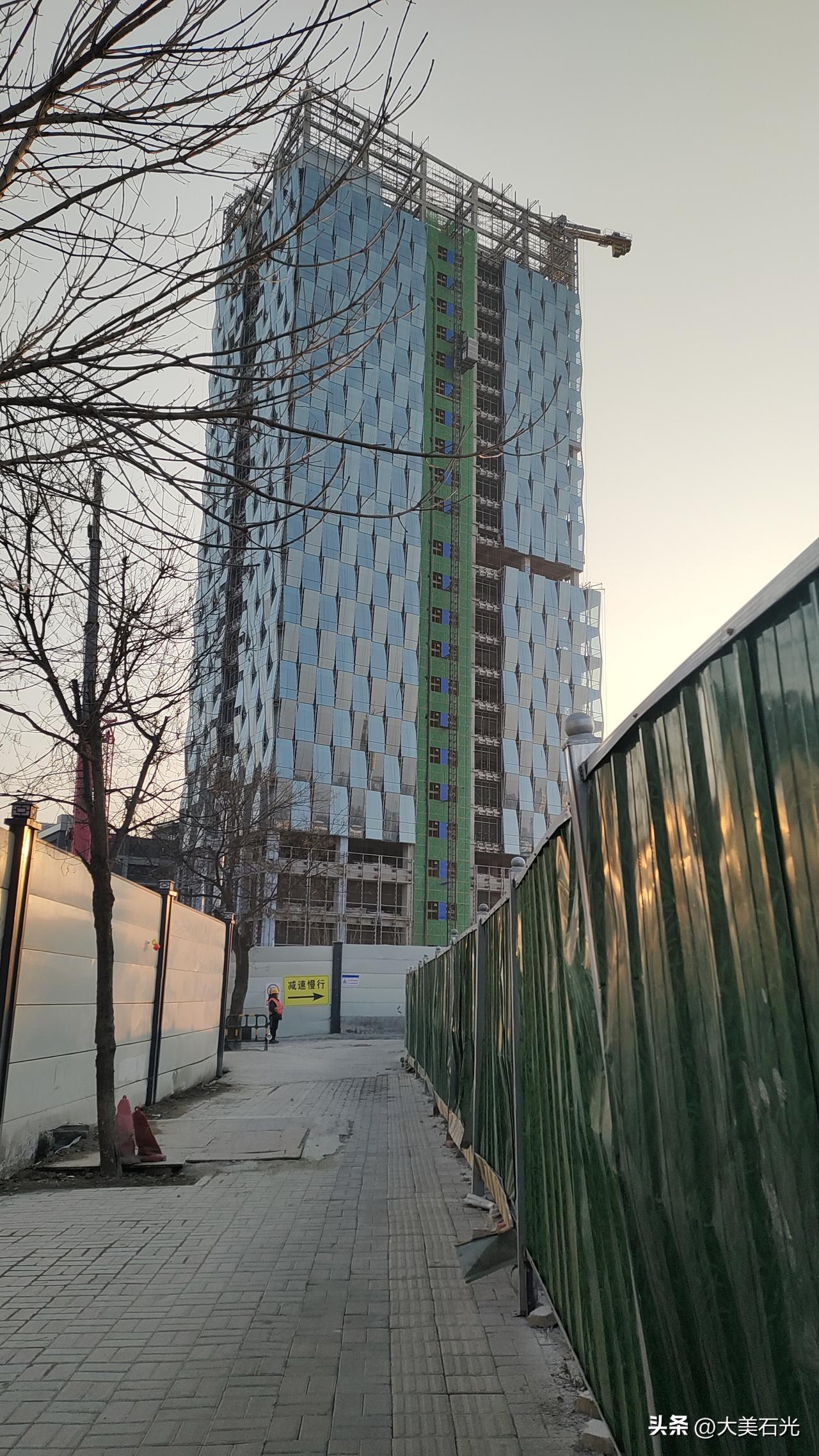 石家庄市中科国际中心项目，建设推进幕墙安装过半，位于长安区胜利西街与光华路交口东