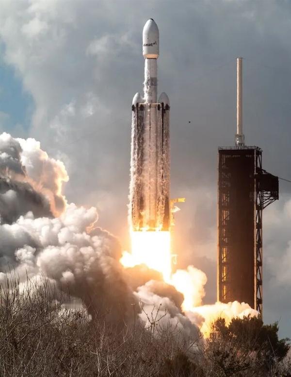 【时隔18个月 猎鹰重型火箭发射6吨巨型卫星】北京时间4月29日22点13分，S