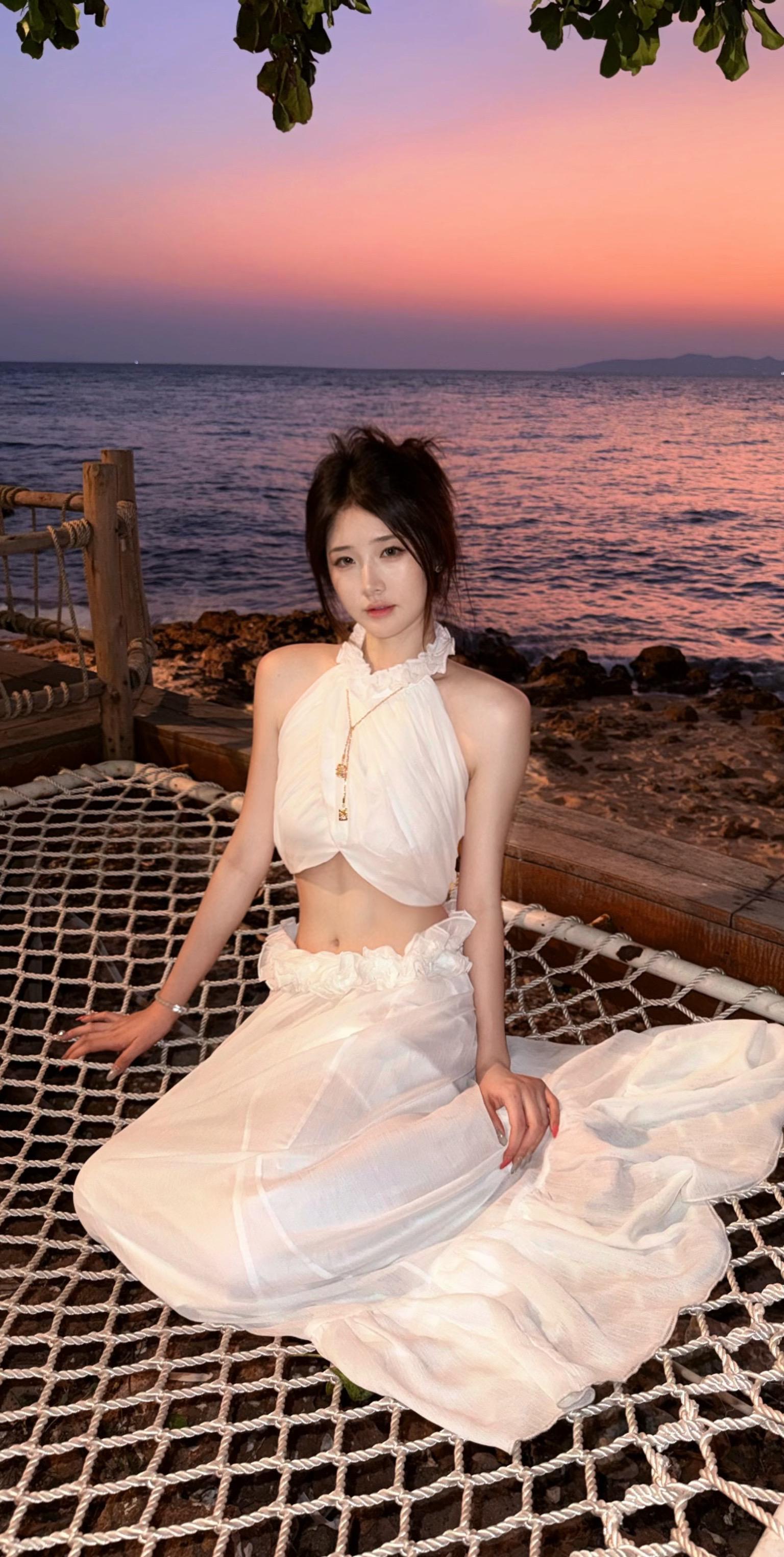 下輩子我要變成一個尺寸不合適的戒指 搖搖欲墜戴在你的手上 讓你隨時都擔心我的消失