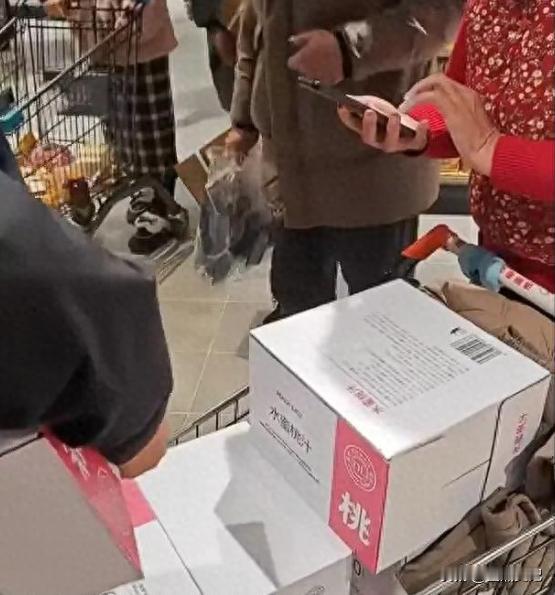 “占便宜没够”，许昌，一大妈在胖东来直接将没付款的果汁，全都霸占到自己购物车，别