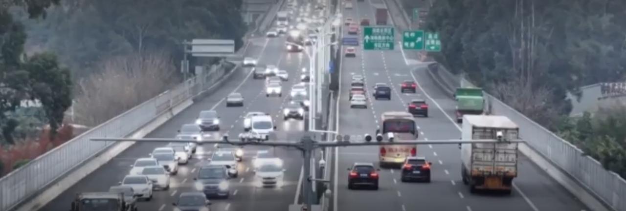 春运大幕拉开，返乡与出游的人流汇聚成温暖的迁徙潮。高速公路上车流如织，机场里旅客