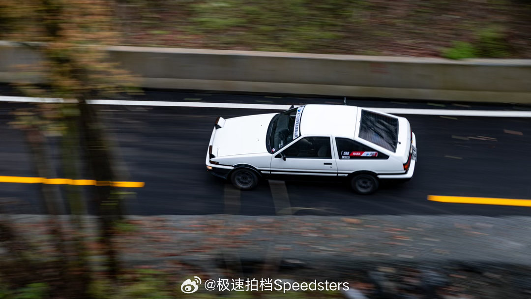 天门山99弯天路～驾驶AE86与咬地鲨在山路漂移穿梭。AE86引擎轰鸣响彻山间，