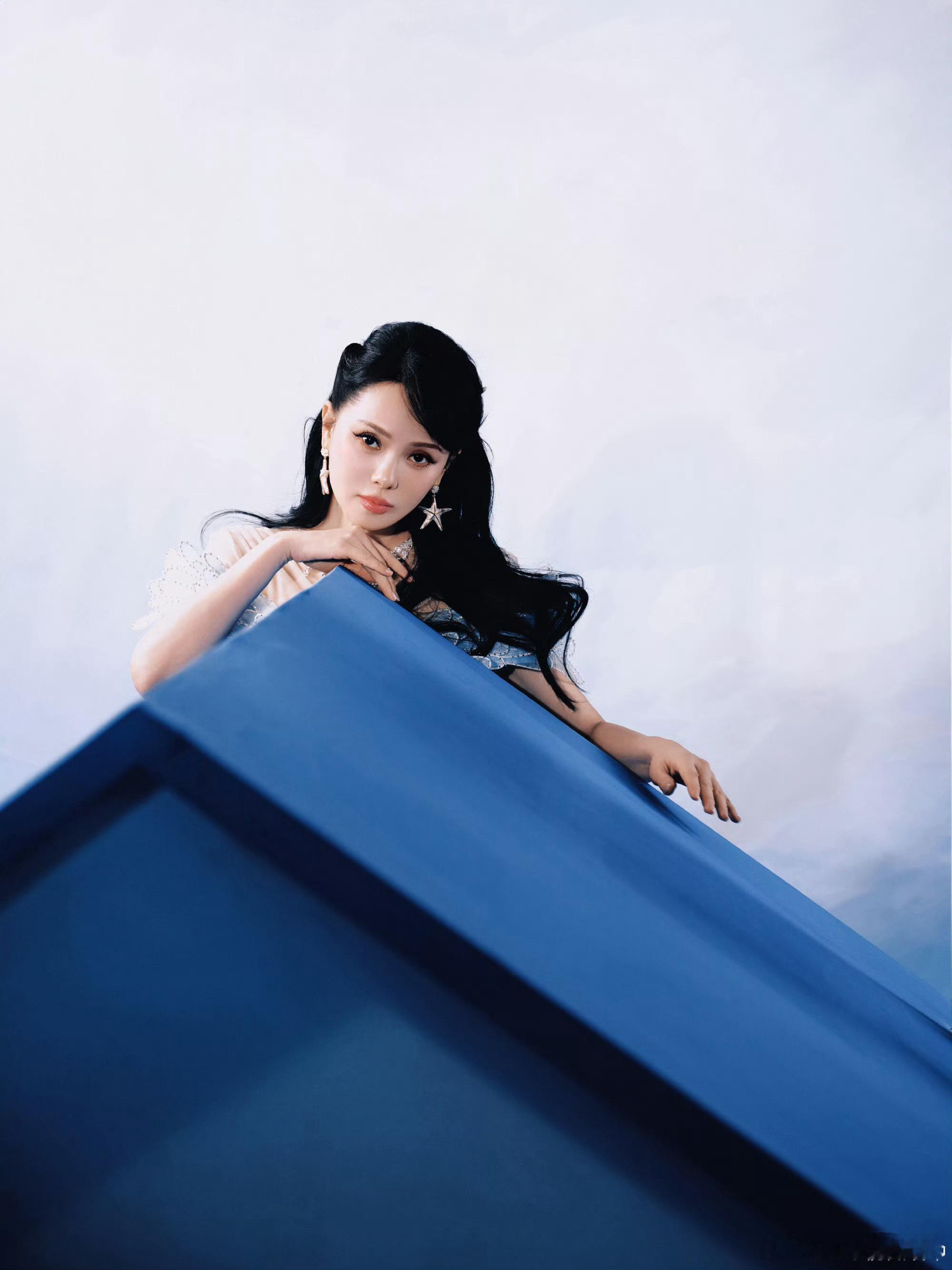 伊能静春晚踏浪造型 造型与舞台绝配！蓝裙波光粼粼，海星耳环点睛，歌声自带甜度，一