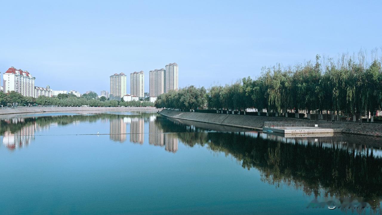抱龙河岸边的河景房抱龙居小区与毓菁华小区