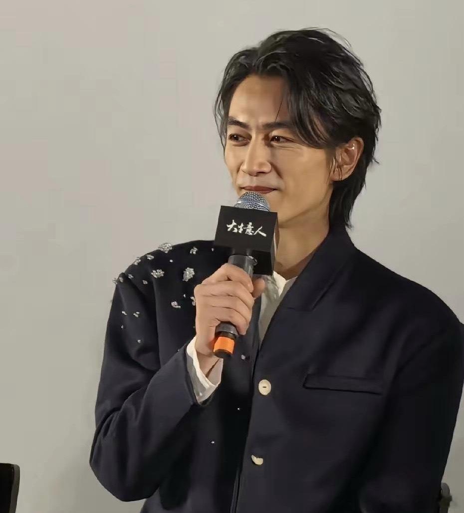 陈晓现身电视剧宣传，人瘦得脱相简直都认不出来了。留着长发的陈晓满脸皱纹，眼神犀利