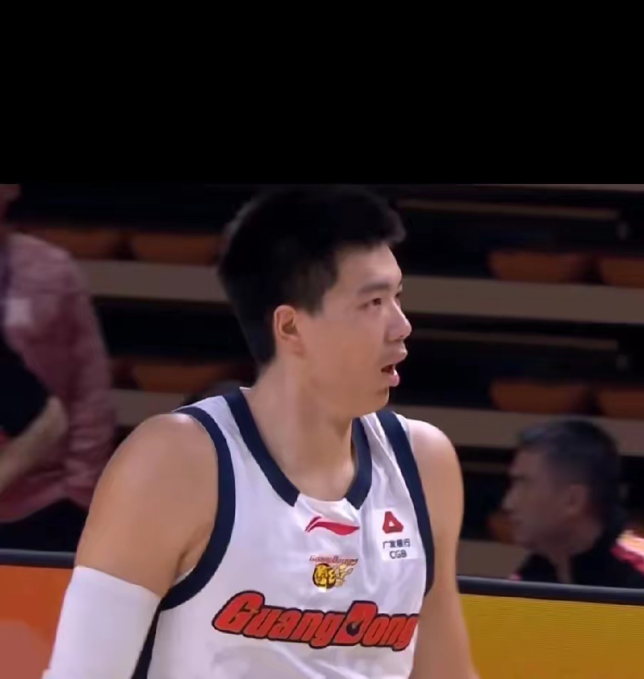 焦泊乔目前在广东已经打了14场比赛，数据情况如下：场均出场11.4分钟场均得4.