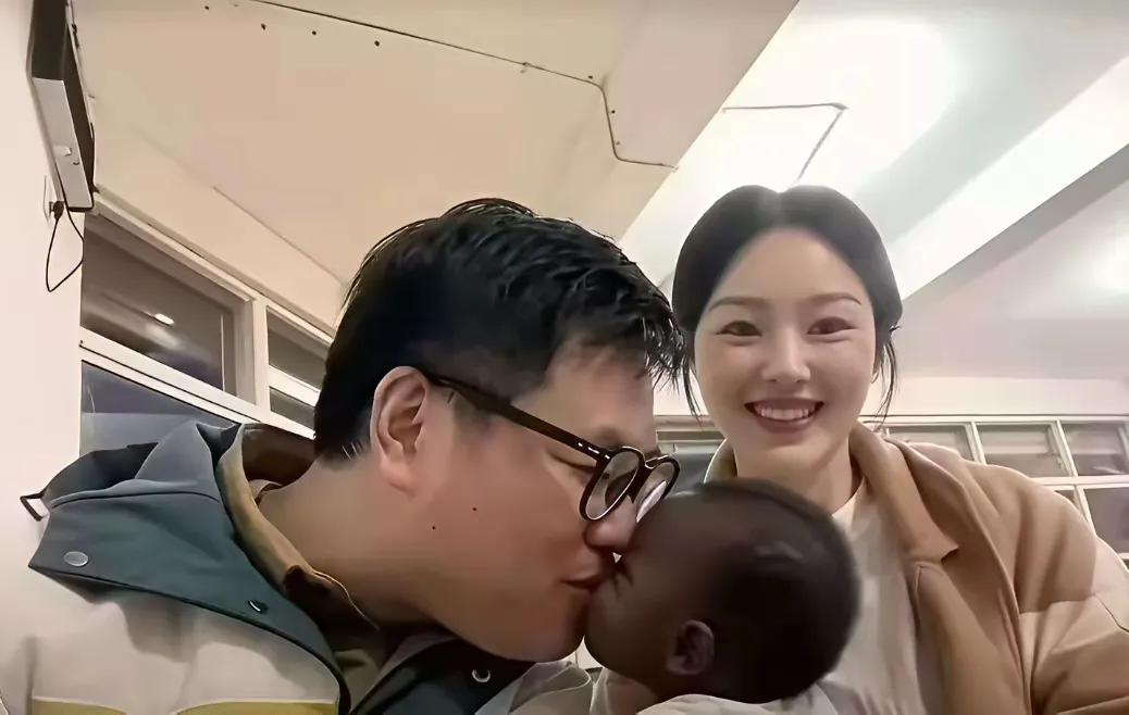 网友:
虽然宝宝皮肤黑了点，相信长大一定会像老婆一样白。