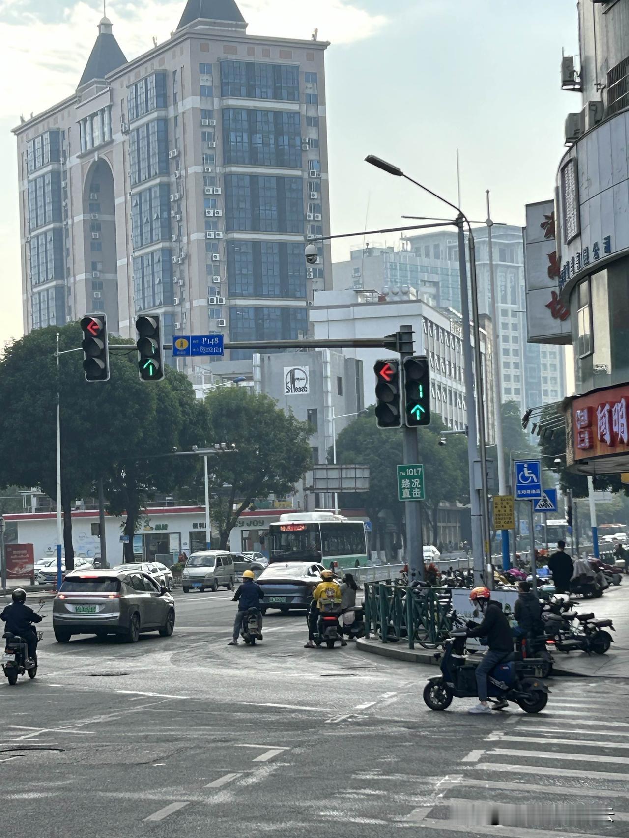 有时候让人想不明白的是，

早上八九点一般都是上班的时间，

为什么还有这么多外