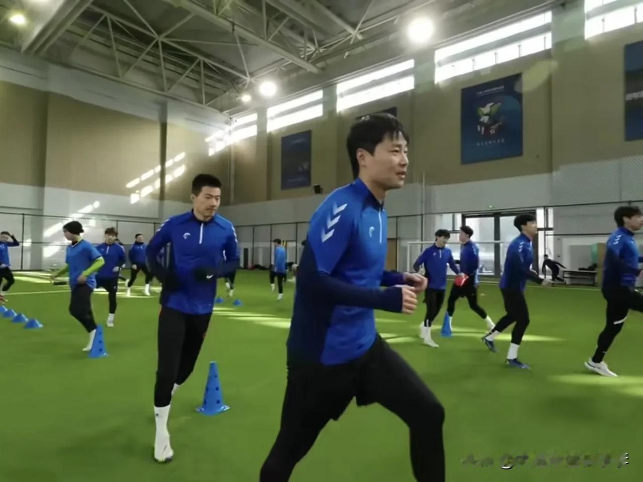 大连智行队换衣服颜色了，由原来的红色换为了蓝色，感觉这个蓝色和当初大连阿尔滨的蓝