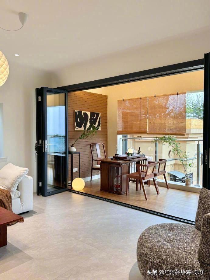 人的一生，最少要买三次房子。

第一次，工作不久，年轻人刚需房，尽可能买在离工作