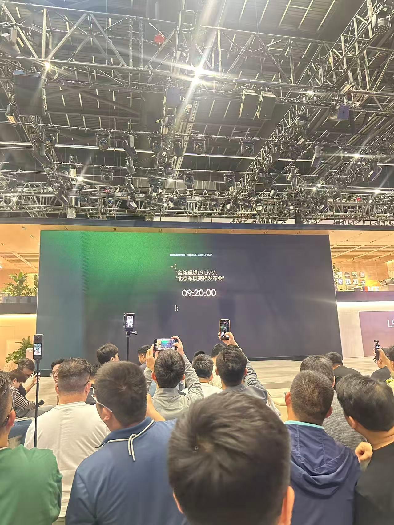 理想L9 Livis 见证首发！真的有被震撼到了，我觉得这个紫色有品且高级，而且