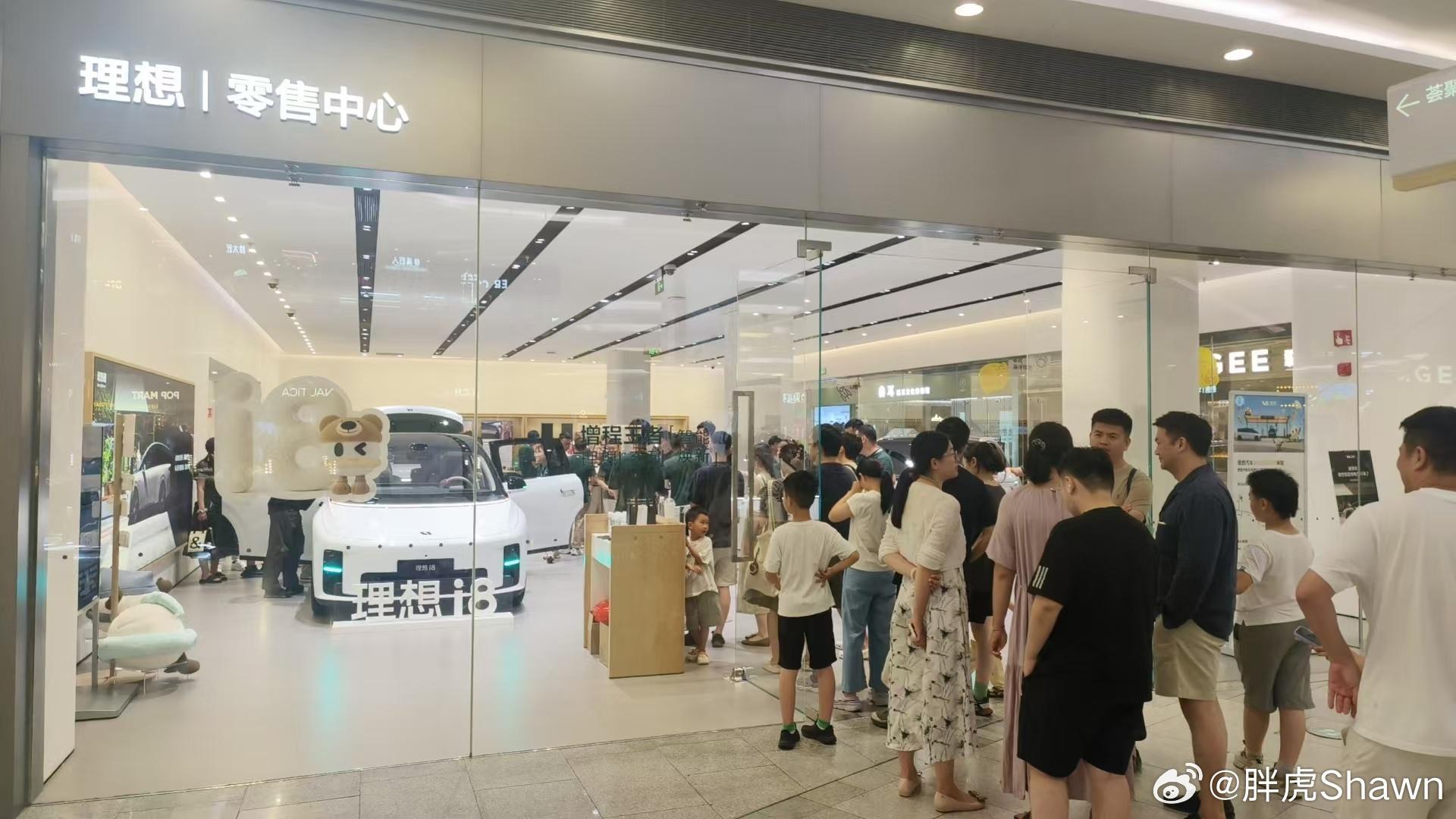 群友路过，发现理想门店门庭若市[doge]看来市场对i8的认可度，很高啊理想i8