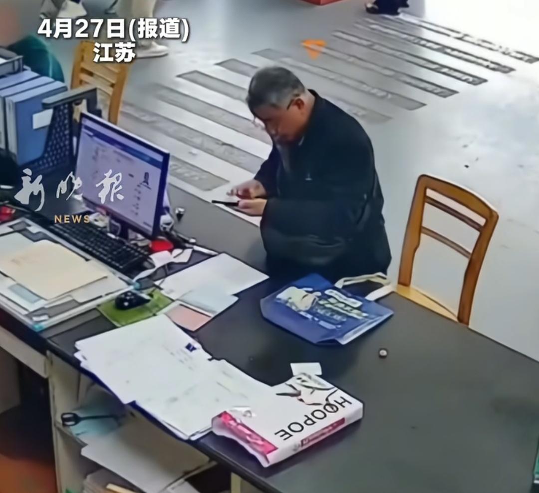 谁能懂这份无奈？4月26日，江苏一70岁老人为谋生不但办假证减龄8岁，还特意染黑