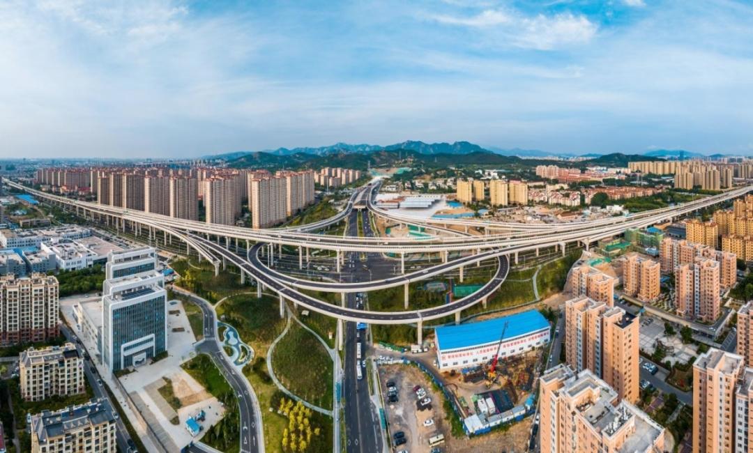 6月26日晚高峰后，备受青岛市民关注的重庆路—唐山路立交工程正式建成通车。此次通