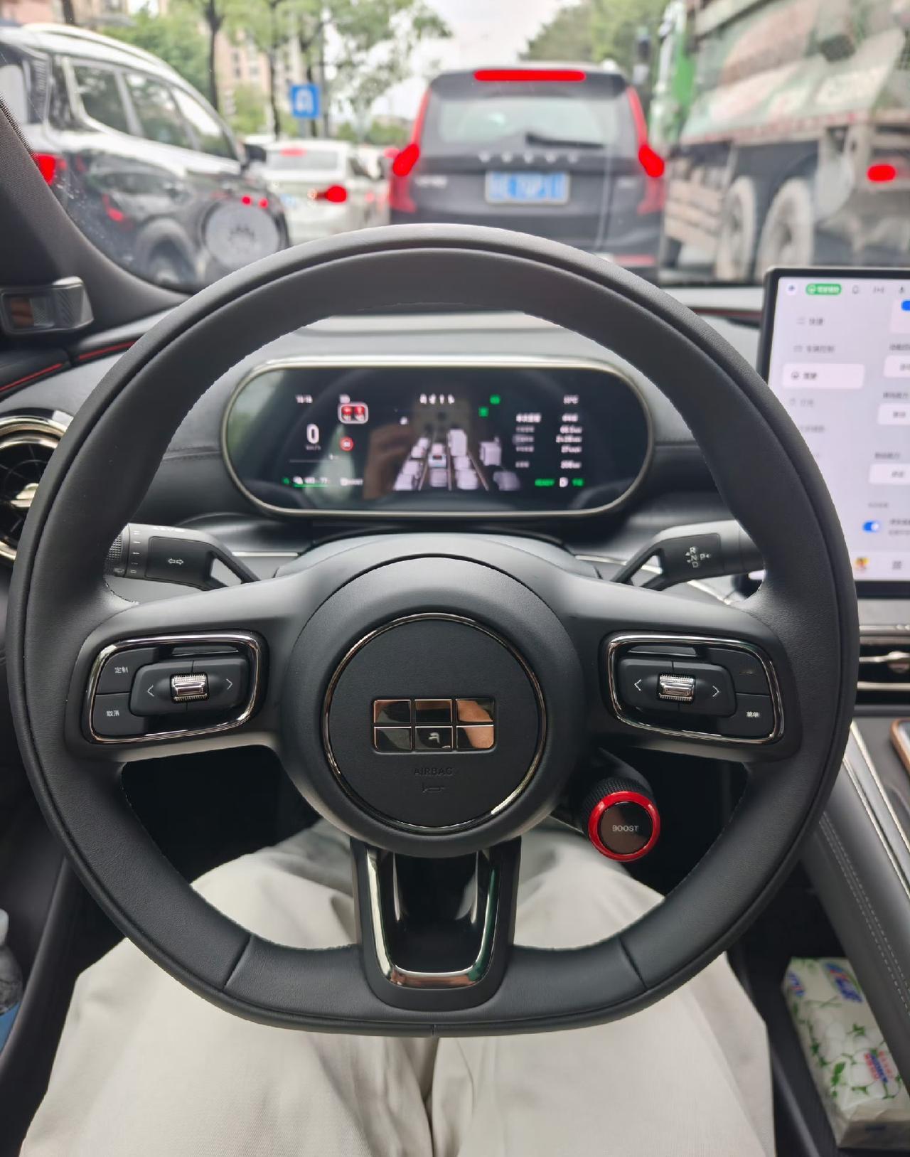 吉利银河 TT，15 万的 C 级轿车，驾驶质感非常不错。后排是纯平带小抽屉，可