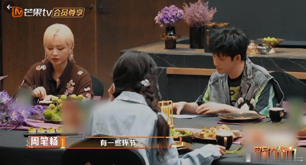 周笔畅在密室挤地铁这季密逃直接把 “密室” 玩成 “早高峰地铁” 了！特调小队一