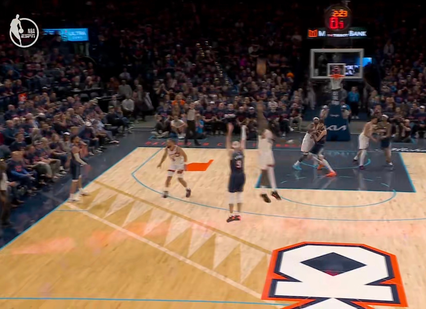 马威伤停、伊戈达罗效果很差，太阳最后留在决胜时间的内线是马努阿奇。你从转播视角都