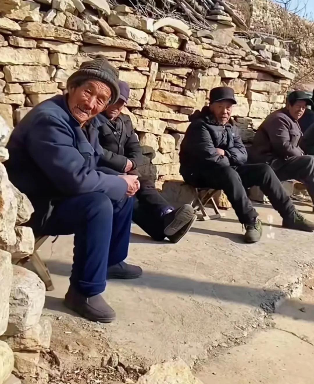 在农村，没有智能手机的老人们，在街头一坐就是一天，你们说他们在等什么呢？说实话，