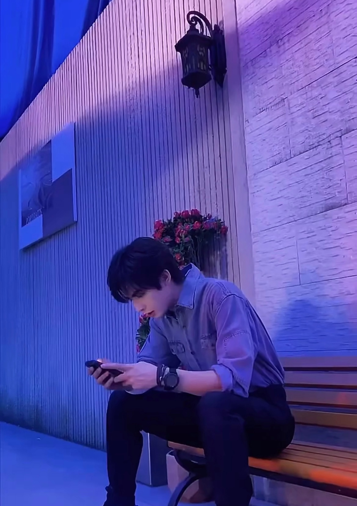 宋威龙踮脚和群演比高宋威龙男人对身高的胜负欲 胜负欲就这样明显！宋威龙你下次等拍