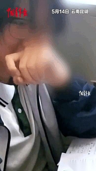 云南昆明一个初二女生，在自习课上干了件狠事。
老师就坐在讲台上，全班安静得只听见