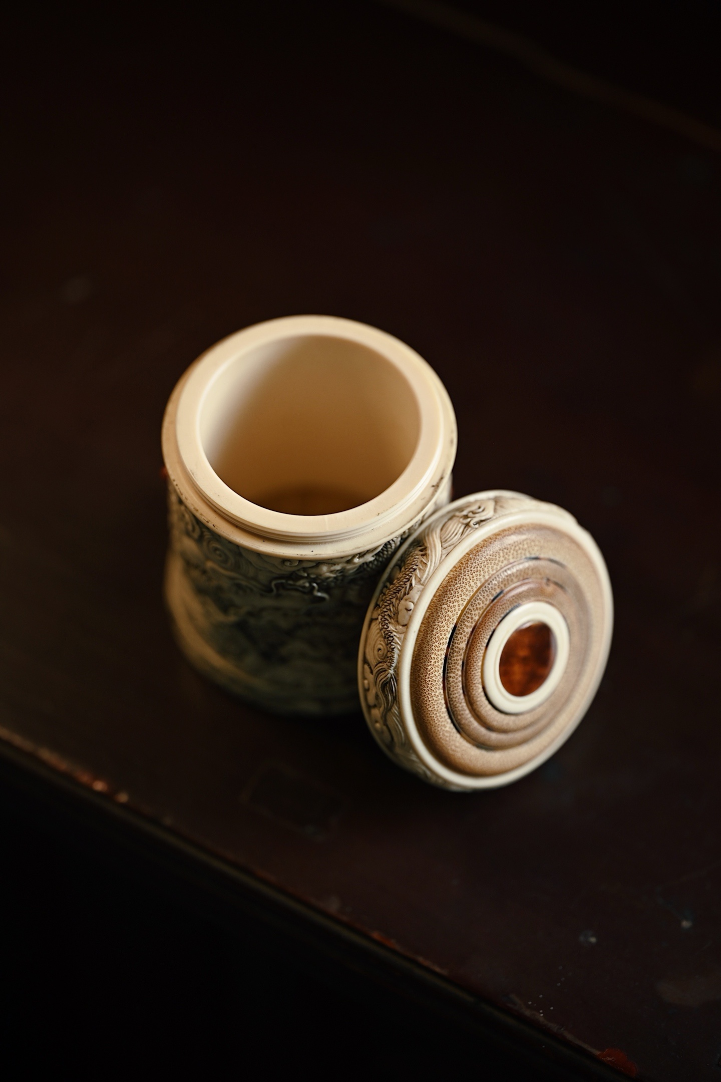 猛犸仿古x竹 | 五龙戏珠 茶叶罐甄选好料，质地温润细腻，罐身通体雕琢五龙遨游祥