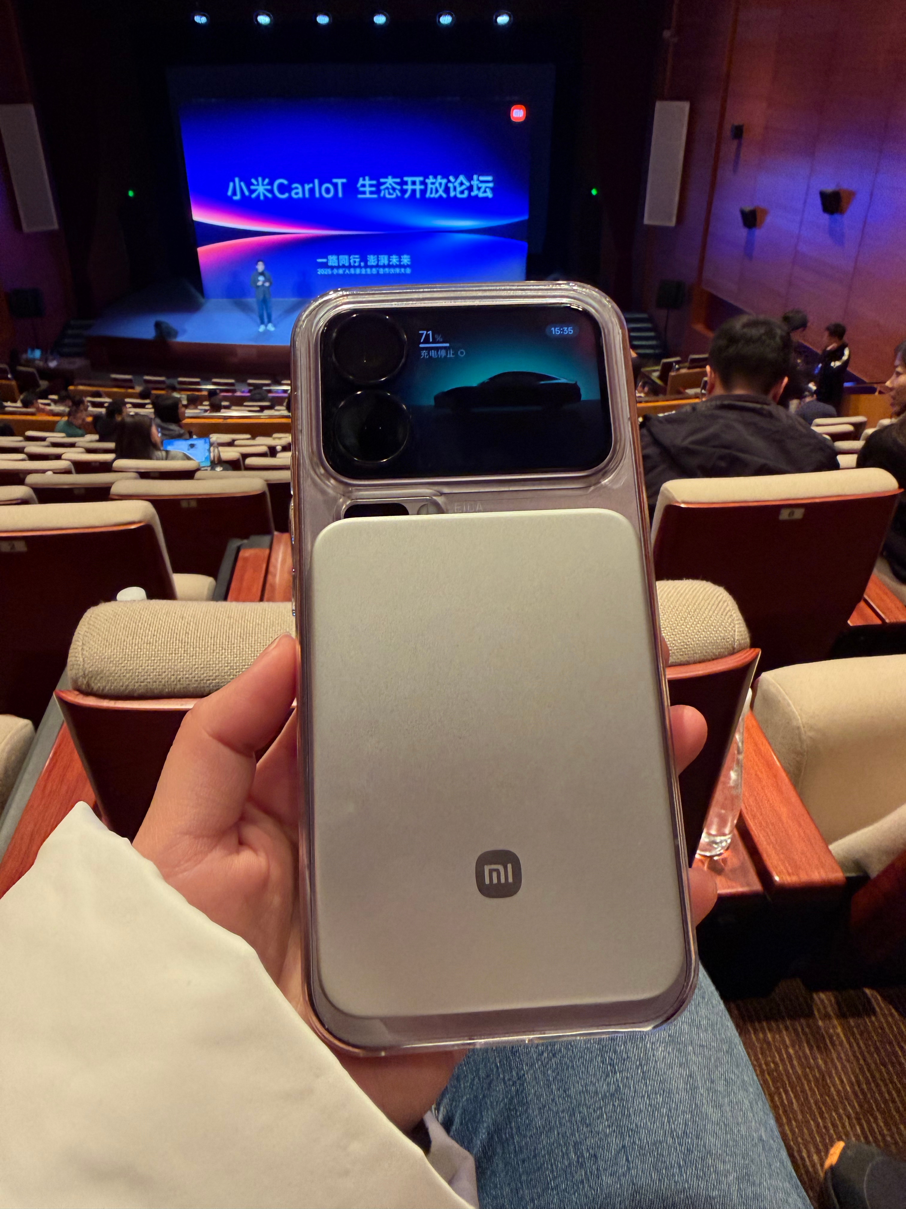 小米17 Pro Max配上金沙江超薄充电宝也很好看…… 小米付卷卷爱粟