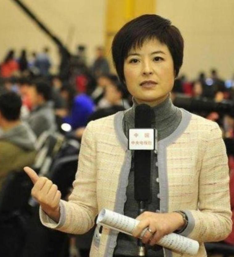 42岁的央视主持人张泉灵辞去工作后，趁着60岁的丈夫不注意，带着存款147万，前