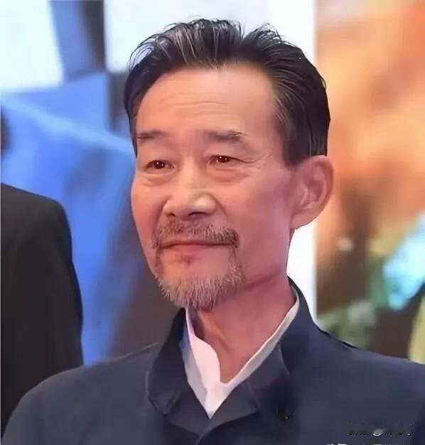 李雪健已经听不见了。
 
妻子于海丹在采访中透露，72岁的他双耳彻底失聪，日常交