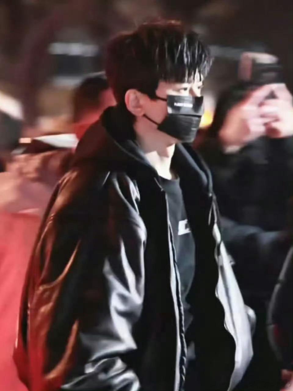 张杰 春晚天哪!张杰这排面太足啦👏。先前六次闪耀春晚，今又极有可能第七次登台。