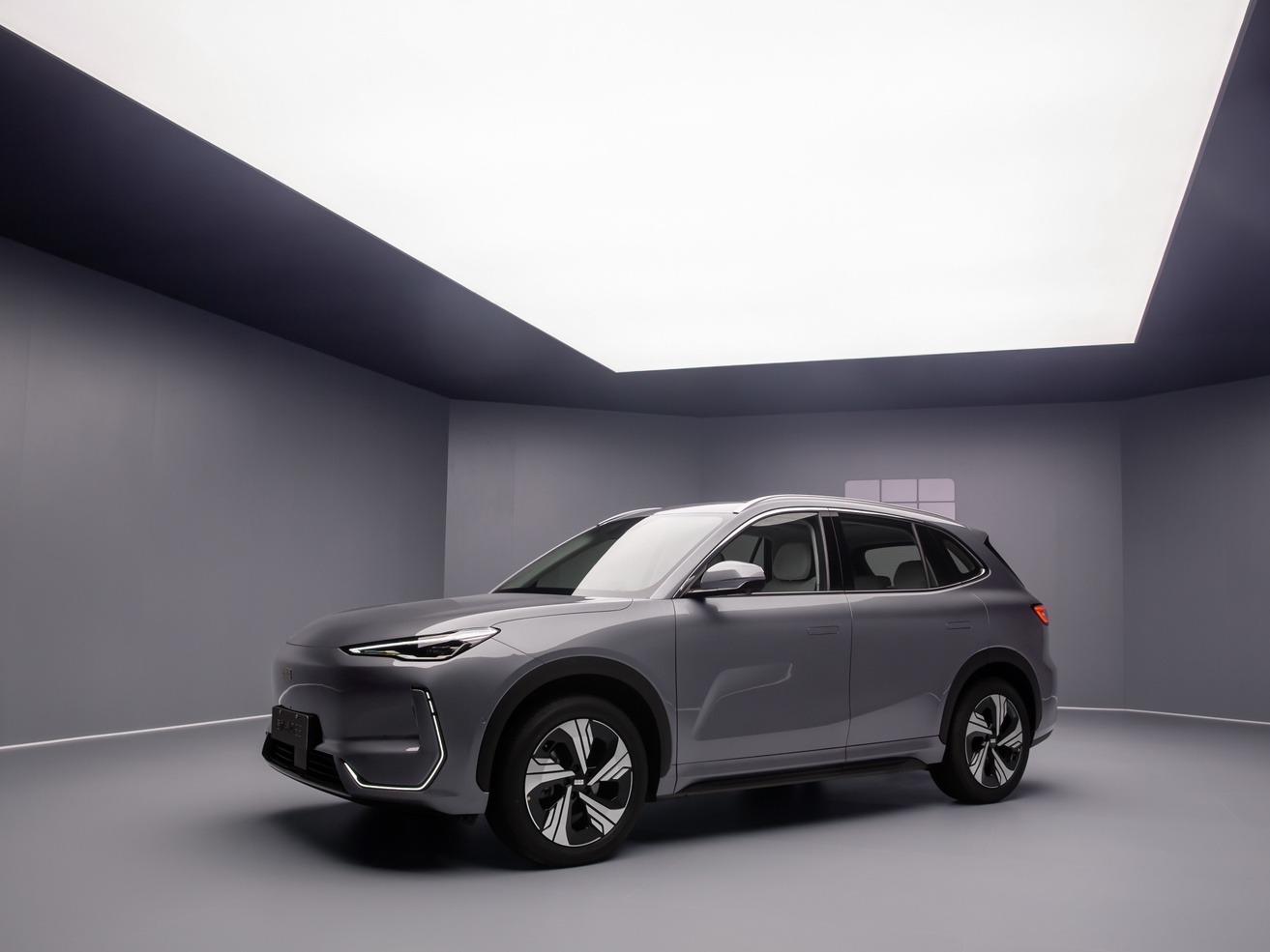 银河E5也是保时捷外观纯电SUV。最顶配15万。主流配置13万。华为问界M5也是